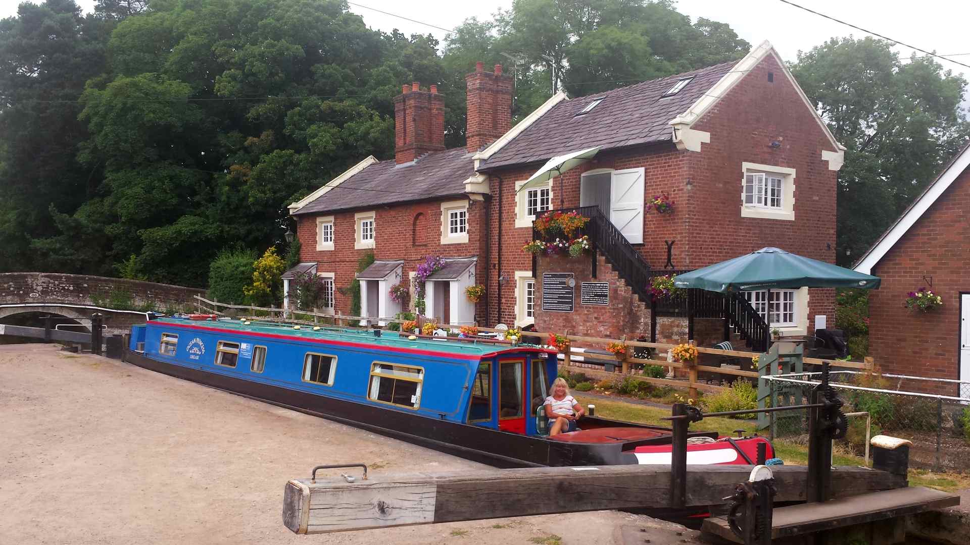  a Wyvern narrow boat working a single lock
